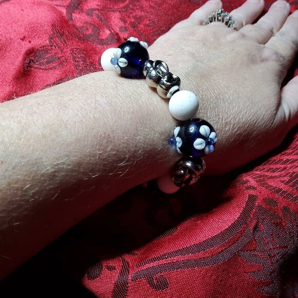 Petals Of Glass Bracelet - Picture 2 of 2